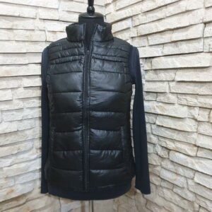 BLACK SLEEVELESS PUFFER JACKET